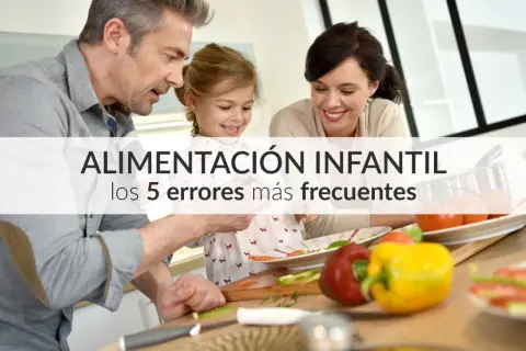 Familia preparando comida, aprendiendo sobre grupos de alimentos para niños.