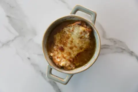 Sopa de Cebolla Francesa: La Receta Perfecta y el Gratinado Ideal
