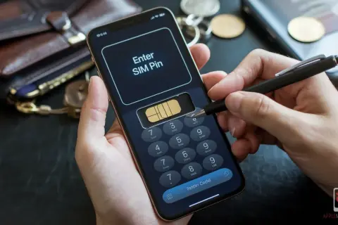 Dłoń z rysikiem wprowadza PIN karty SIM na ekranie telefonu, sugerując problem z blokadą simlock.