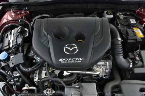 Silnik Skyactiv-G w Mazdzie 3. Wiele osób chwali go w swoich mazda 3 opinie za kulturę pracy i oszczędność.