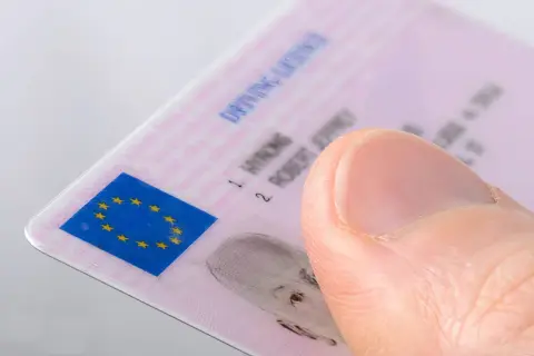 Carnet de conducir europeo con la bandera de la UE. Es el tipo de carnet de coche que permite circular por toda Europa.