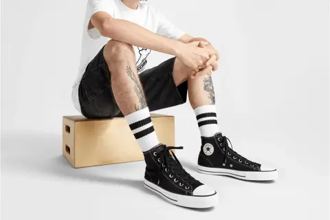 Stylizacje męskie z Converse: modne zestawy na każdą okazję bez błędów