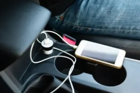 Jak połączyć telefon z radiem? Bluetooth, AUX, USB, FM - Poradnik