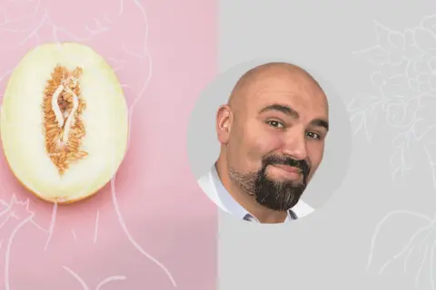 Jak zrobić pochwę? Rozcięty melon na różowym tle, obok portret mężczyzny.