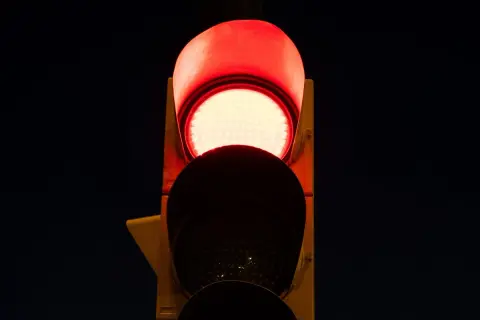 Un semáforo con la luz roja encendida. ¿Qué significan unas luces rojas intermitentes? ¡Alto!