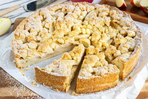 Ein saftiger Apfel-Streuselkuchen, perfekt für den sonntagskuchen schnell und einfach. Mit Puderzucker bestäubt und frisch angeschnitten.