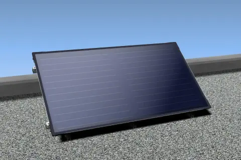 Panel solarny na dachu, gotowy do zbierania energii słonecznej.