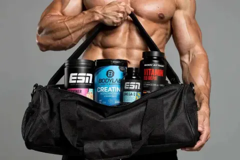 Muskulöser Mann trägt Sporttasche mit Creatin, Omega-3 und Vitamin D Depot – ideal für den Muskelaufbau.