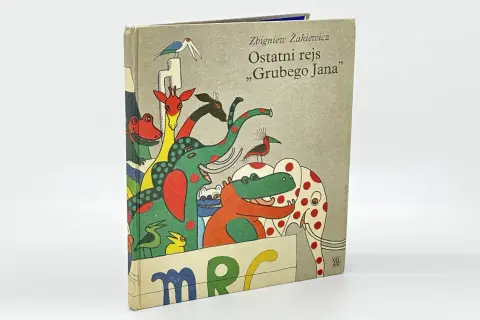 Okładka książki "Ostatni rejs Grubego Jana" Zbigniewa Żakiewicza, przykład polskiej szkoły ilustracji. Kolorowe zwierzęta na szarym tle.