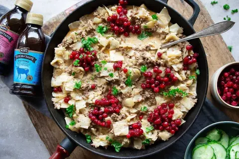 Kålmaja recept i gjutjärnspanna med lingon och persilja. Två flaskor Bong Touch of Taste syns bredvid.