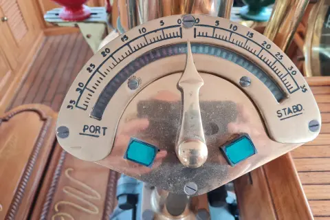 Indicatore di rotta su una nave, con la lancetta che punta verso "PORT". Il suo significato è la direzione di navigazione.