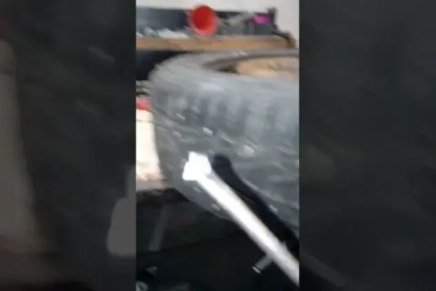 Jak wyciągnąć kolce z opony bez uszkadzania gumy i zaoszczędzić czas