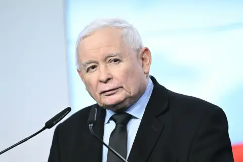 Jarosław Kaczyński, polityk, przemawia przy mikrofonie. Wiek polityka to ważna informacja dla wielu.