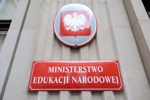 Godło Polski i tablica "Ministerstwo Edukacji Narodowej" - tu kształtują się kierunki polityki oświatowej.