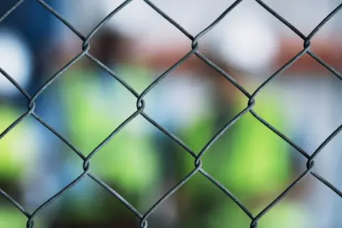 Jak postawić ogrodzenie z siatki - uniknij najczęstszych błędów