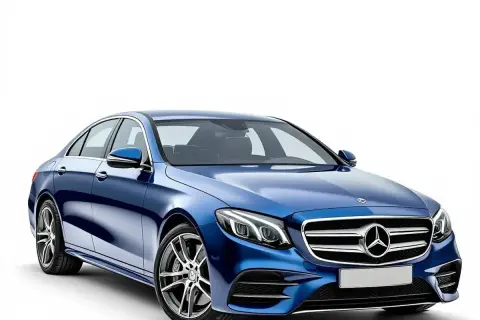Elegancka, błękitna hybryda w dieslu, Mercedes-Benz E-klasy, lśni na białym tle.