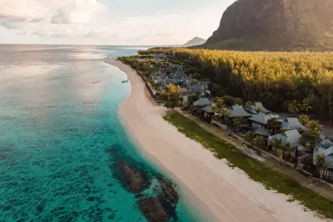 Traumhafte Küste mit türkisfarbenem Wasser und luxuriösen Villen. Selbst in der Regenzeit Mauritius bietet diese Aussicht pure Entspannung.