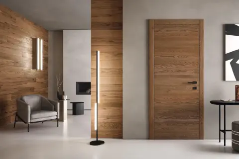 Porta listellare in legno con finitura naturale, che dona un senso di calore e modernità all'ambiente.