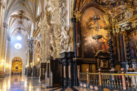 Interior de la Catedral de Zaragoza, con su impresionante altar mayor y detalles barrocos. La plaza de la Seo Zaragoza es un lugar de gran belleza.