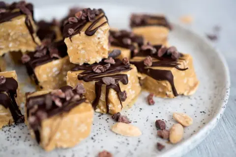 Små bitar av nyttigt godis recept, toppade med choklad och kakaonibs. Perfekt för den sötsugne!