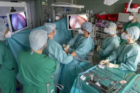 Chirurgen führen eine minimalinvasive Operation durch, die Hoffnung auf ein besseres Leben nach Lungenlappenentfernung gibt.