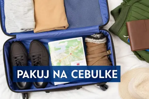 Pakowanie na cebulkę, by sprostać zmiennej temperatura USA. W walizce buty, ubrania, mapa i ciepłe skarpety.