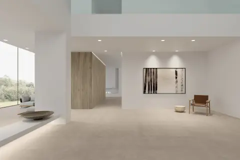Amplio salón moderno con suelo de baldosas de piedra natural, ideal como mejor suelo para casa. Muebles minimalistas y arte abstracto.