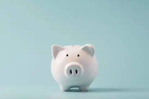 Sparschwein vor hellblauem Hintergrund. Ein Symbol für finanzielle Entlastung, wie die zuzahlungsbefreiung krebspatienten.