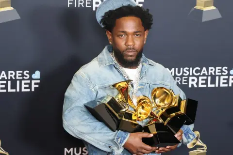 Kendrick Lamar, der beste Rapper der Welt, hält stolz seine Grammys.
