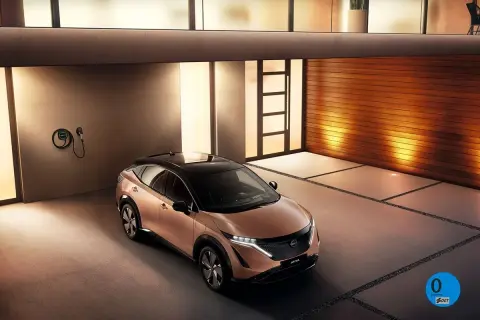 Nissan Ariya color cobre, listo para cargar en un garaje moderno.
