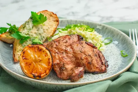 Saftig grilltemp kyckling med vitlöksbröd, krispig sallad och grillad citron. En perfekt sommarmåltid!