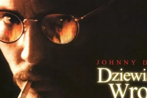 Johnny Depp w okularach, z papierosem w ustach, na tle płomieni. Plakat filmu "Dziewiąte wrota".