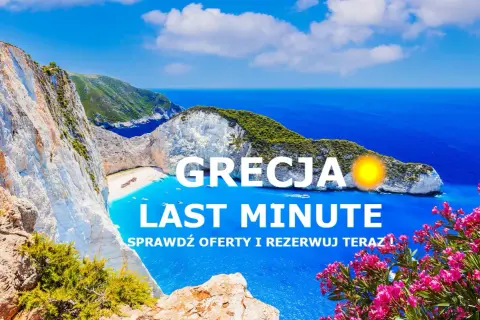 Grecja last minute tanio! Widok na zatokę Navagio z klifów, turkusowa woda, białe skały i bujna zieleń. Idealne miejsce na wakacje.