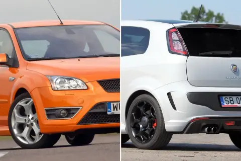 Pomarańczowy Ford Focus i biały Fiat Punto Abarth – dwa sportowe hot hatche gotowe do jazdy.