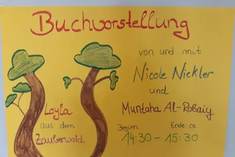 Buchvorstellung Klasse 2: Nicole Nickler und Muntaha Al-Robaiy stellen "Layla aus dem Zauberwald" vor. Beginn 14:30, Ende ca. 15:30.