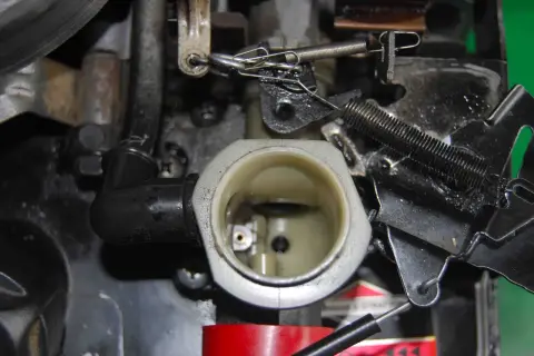 Kosiarka Briggs & Stratton: Jak bezpiecznie zwiększyć obroty?