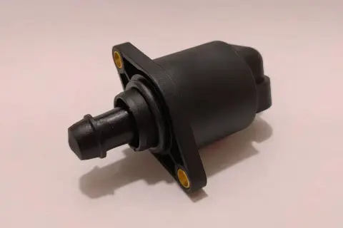 Válvula IAC negra, pieza esencial para el control del ralentí del motor.