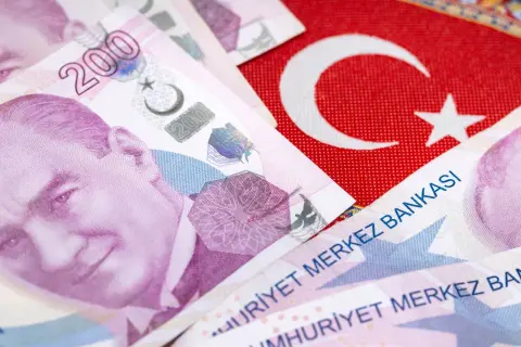 Turecka waluta, banknoty 200 lir, na tle flagi Turcji. Sprawdź aktualny kurs wymiany!