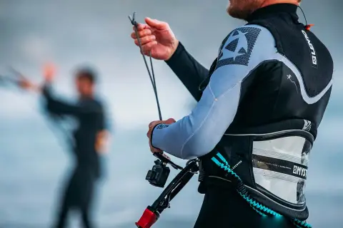 Trapez kitesurfingowy: Jak wybrać idealny dla komfortu i progresu?
