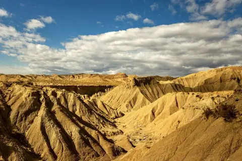 Paisaje árido y erosionado del desierto de Tabernas, escenario de innumerables películas del Oeste.
