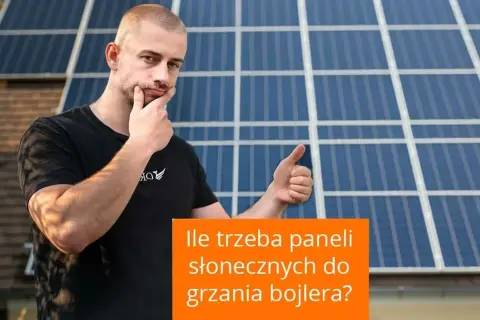 Mężczyzna z panelami fotowoltaicznymi na dachu zastanawia się, jaki bojler do fotowoltaiki będzie najlepszy. Pokazuje kciuk w górę.
