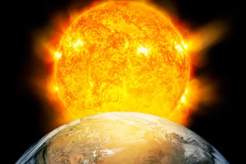 Jorden närmar sig solen, en påminnelse om solens livslängd och dess enorma kraft.