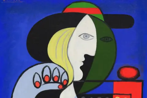 Obraz w stylu sztuki pop art przedstawia profil kobiety z blond włosami i niebieskim okiem, na tle niebieskiego tła.