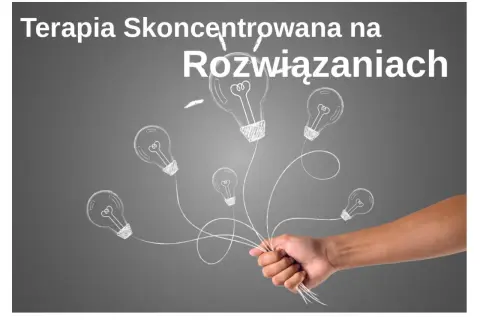 Dłoń trzyma pęk żarówek symbolizujących podejście skoncentrowane na rozwiązaniach i nowe pomysły.