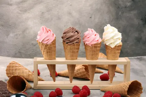 Vier Eiswaffeln mit Erdbeer-, Schoko- und Vanilleeis. Perfekt für das Eis selber machen mit Eismaschine.