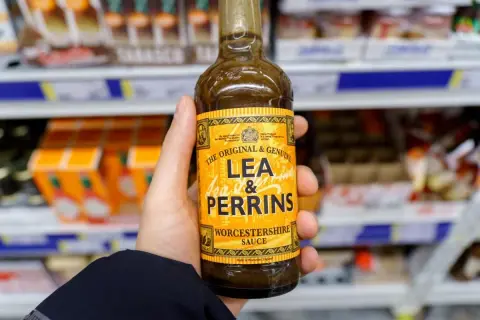 Butelka sosu Lea & Perrins. Szukasz inspiracji, jak zrobić domowy sos worcestershire, zamienniki i składniki?