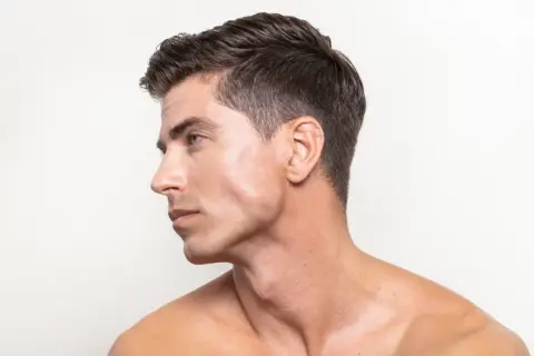 Profil d'un homme au visage lisse, sans barbe visible. Une question se pose : comment savoir si on est imberbe ?