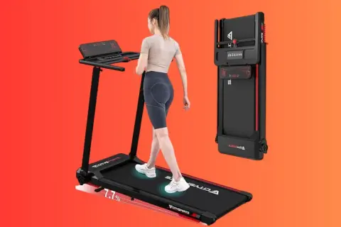 Femme marchant sur un tapis de course pliable. Le programme tapis de course est idéal pour un entraînement à domicile.