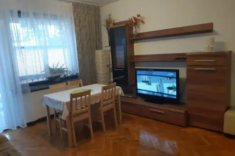 Jadalnia z meblościanką i telewizorem. Sprawdź albatros ustka cennik, by urządzić podobne wnętrze.