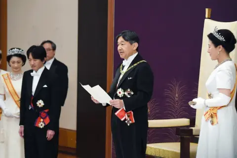 Cesarz Japonii w uroczystym stroju, z orderami, przemawia do cesarzowej.